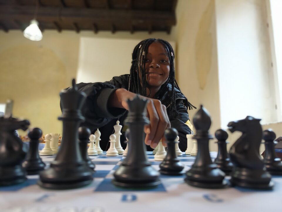 Fotografia di una giovane scacchista