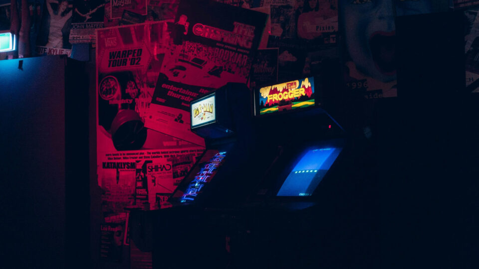 Sala giochi con videogiochi arcade