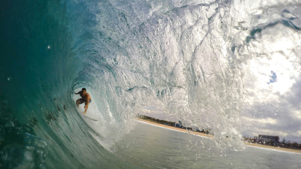 Surfista che cavalca un'onda