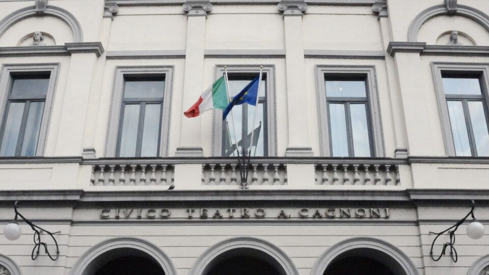 Particolare della facciata del Teatro Cagnoni