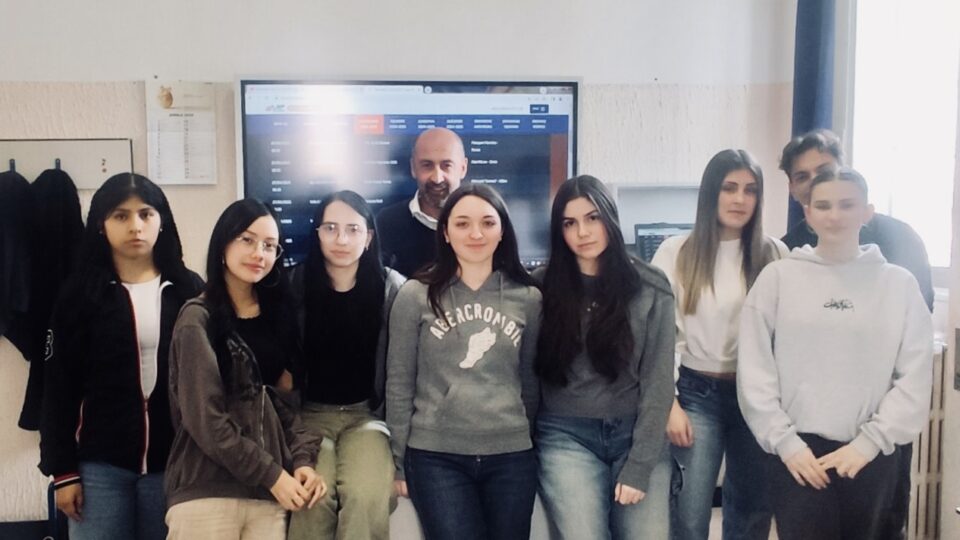 Foto di gruppo degli studenti con il giornalista Fulvio D'Eri