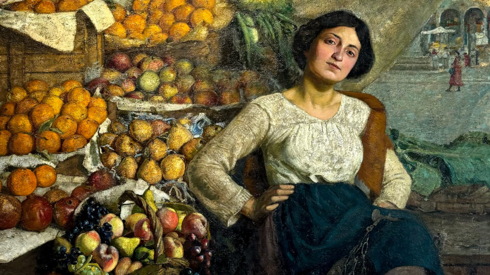 Dipinto "La Fruttivendola" (1910) Immagine pittorica che rappresenta una donna seduta davanti a delle ceste di frutta