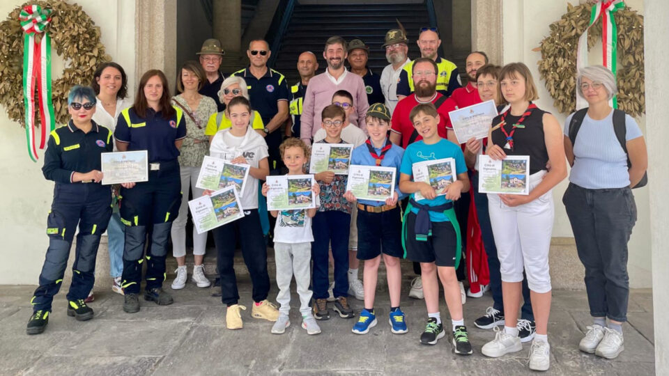 Foto di gruppo della premiazione nel cortile del Municipio
