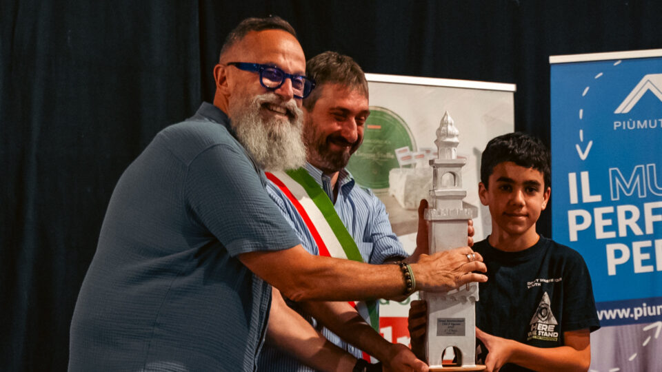 Un momento della manifestazione con la premiazione di un giovane scacchista