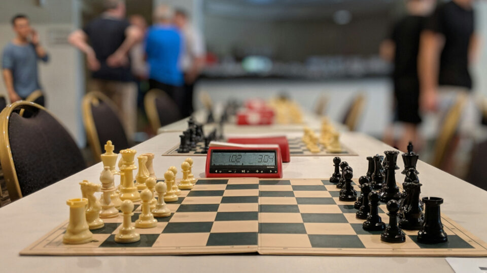 Tavoli con scacchiere pronte per un torneo