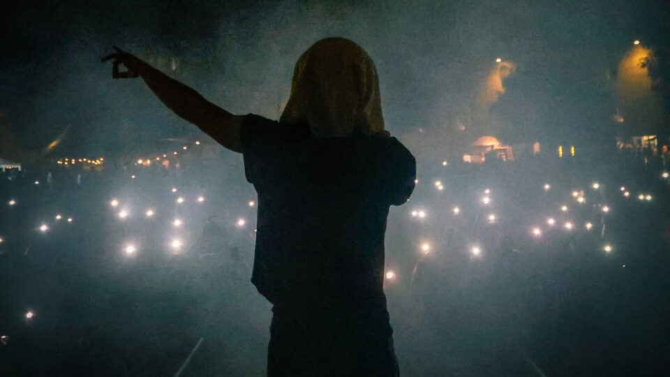 Un artista sul palco davanti al pubblico
