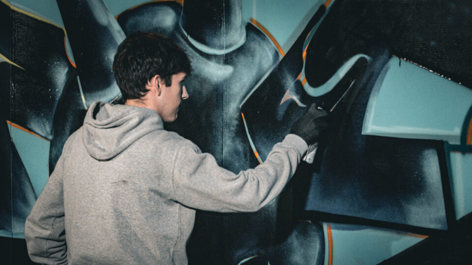 Ragazzo che realizza street art